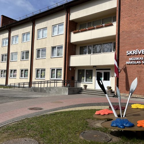 Skola, kurā plaukst ziedi un lido taureņi