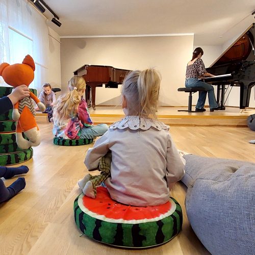 Muzikāls, izjusts un māksliniecisks ģimenes rīts.